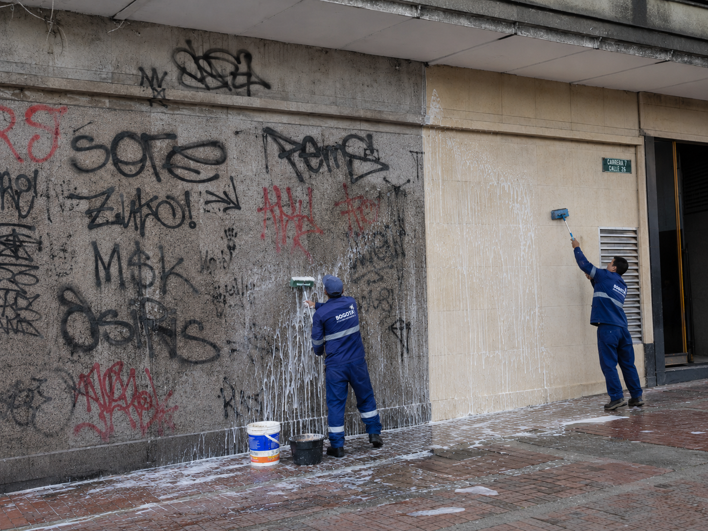 Técnicos de PRI S.A.S. realizando mantenimiento y remocion de grafiti en edificio de Bogotá